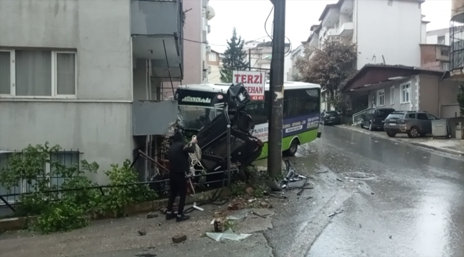 Kocaeli'de freni boşalan otobüs 3 aracın ardından evin balkonuna çarptı