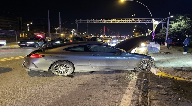Kocaeli'de iki otomobilin karıştığı kazada 3 kişi yaralandı