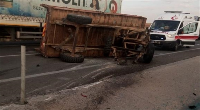 Konya'da yolcu otobüsü ile traktörün çarpıştığı kazada 8 kişi yaralandı