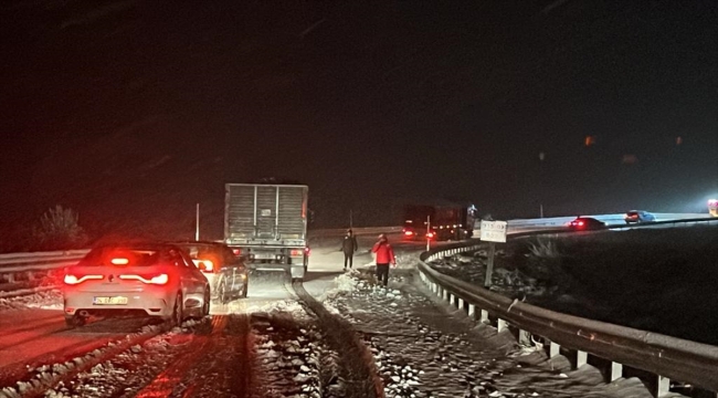 Kop Dağı Geçidi'nde kar yağışı ve tipi etkili oluyor