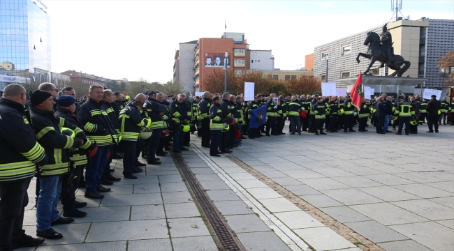 Kosova'da itfaiye çalışanları gösteri düzenledi