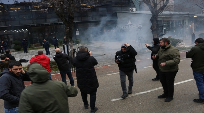 Kosova'daki savaş suçlarını soruşturan mahkeme başkanının Priştine'ye gelişi protesto edildi