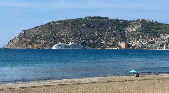 Kruvaziyer "Seven Seas Navigator" Alanya Limanı'na demirledi