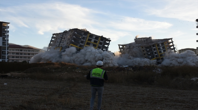 Malatya'da ağır hasarlı iki bina patlayıcı kullanılarak yıkıldı