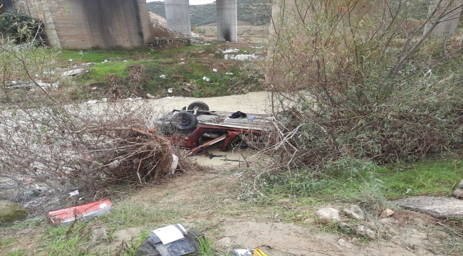 Manisa'da köprüden düşen hafif ticari araçtaki 3 kişi yaşamını yitirdi