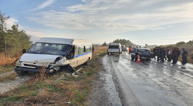 Manisa'da minibüsle otomobilin çarpışması sonucu 7 kişi yaralandı