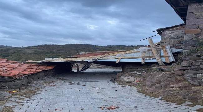 Manisa'da yerinden sökülen çatının altında kalan kişi hayatını kaybetti 