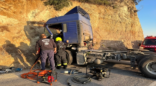 Mersin'de kaza yapan tırda sıkışan sürücü itfaiye ekiplerince kurtarıldı