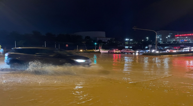 Mersin'de sağanak hayatı olumsuz etkiledi