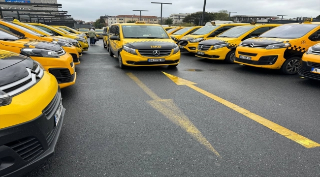 Minibüsleri 8+1 taksiye dönüşen esnaf, İBB önünde eylem yaptı
