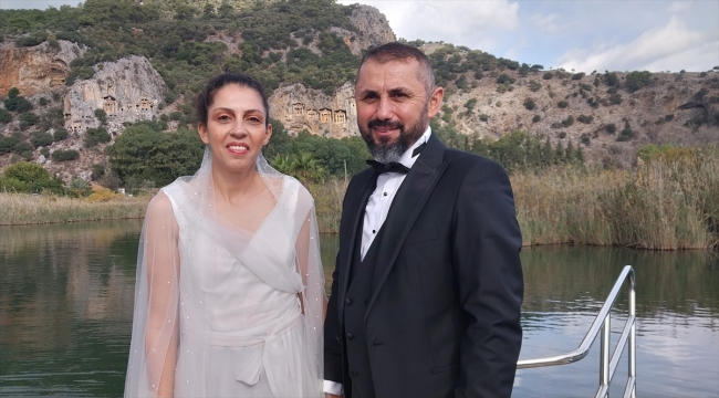 Muğla'da deniz tutkunu çift için su üstünde temsili nikah töreni 