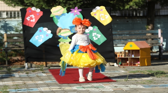 Sakarya'da anaokulu öğrencileri atık malzemelerden yapılan kıyafetlerle podyuma çıktı