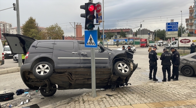 Samsun'da hafif ticari araç ile otomobil çarpıştı, 2'si polis 4 kişi yaralandı