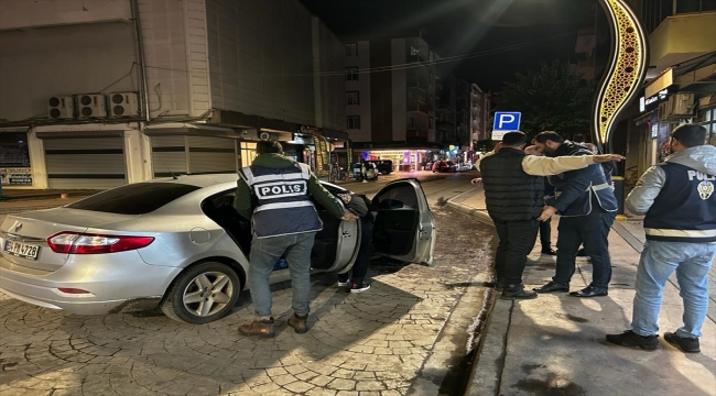 Samsun'da polis ekipleri gece boyunca denetim yaptı 