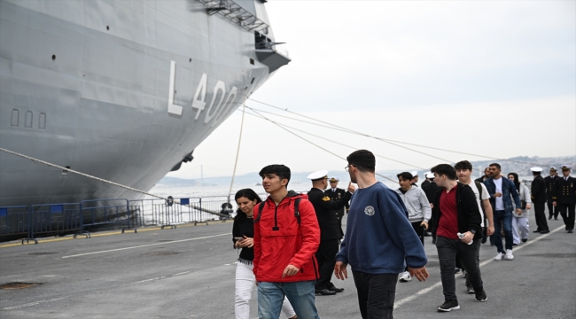 Sarayburnu Limanı'na demirleyen TCG Anadolu gemisi ziyarete açıldı