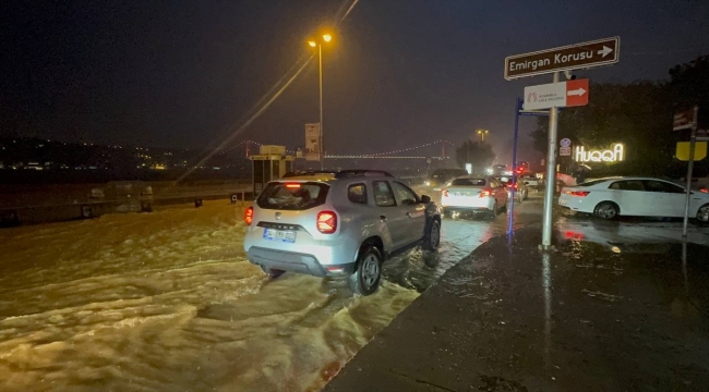 Sarıyer'de sağanak nedeniyle pazar alanını su bastı