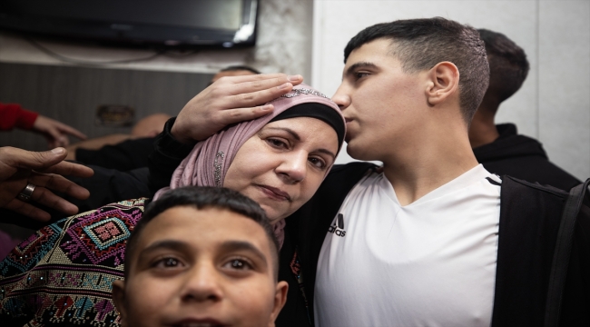 Serbest kalan Filistinli en küçük esirlerden, Ahmed es-Selayme ailesine kavuştu