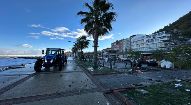 Sinop'ta denizin taşması sonucu sokaklar su altında kaldı