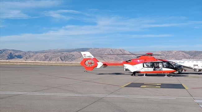 Şırnak'ta düşme sonucu vücudunda kırık oluşan minik Ahmet ambulans helikopterle Elazığ'a sevk edildi