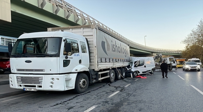 Şişli'de kaza yapan panelvan minibüsün sürücüsü yaralandı