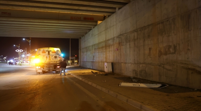 Sivas'ta köprü duvarına çarpan otomobilin sürücüsü yaralandı 