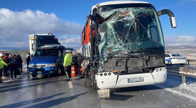 Sivas'ta yolcu otobüsü ile tırın çarpıştığı kazada 1 kişi öldü, 2 kişi yaralandı