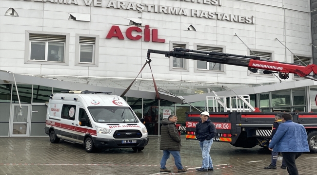 Tekirdağ'da acil servisin sundurması rüzgarın etkisiyle ambulansın üzerine düştü