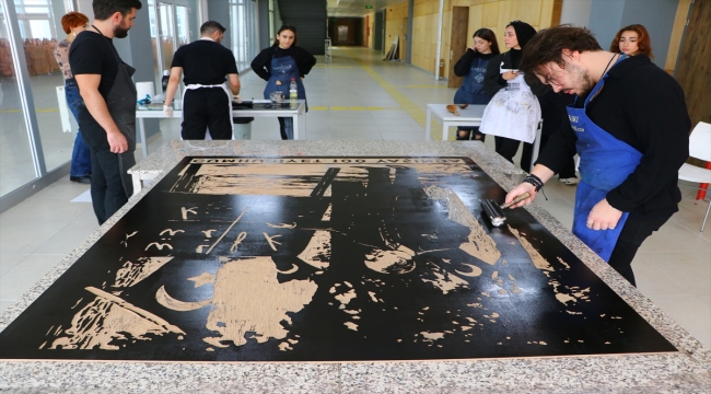 Tekirdağ'da üniversite öğrencileri Büyük Önder Atatürk'ün kara tahta önündeki fotoğrafını ahşaba işledi