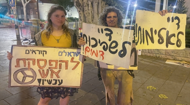 Tel Aviv'de ateşkes çağrısı yapan bir grup, İsrailli çevrenin tacizine maruz kalıyor