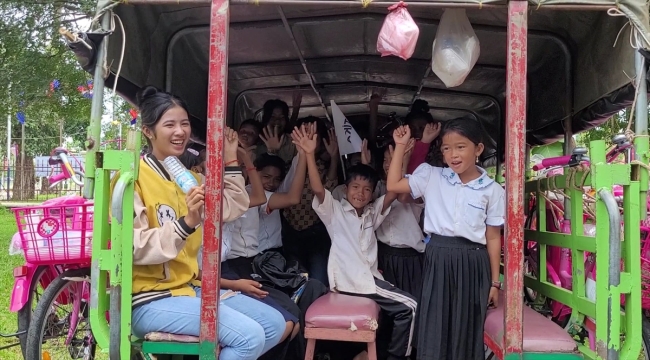 TİKA'dan ulaşımın ciddi zorluk haline geldiği Kamboçya'daki öğrencilere 300 bisiklet hibesi