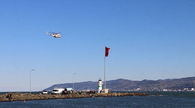 Trabzon'daki fırtınada dalgalara kapılan 2 kişiyi arama çalışmalarına ara verildi