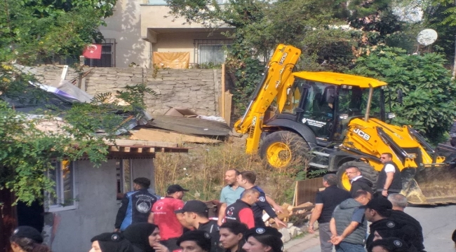 Ümraniye'de yıkım kararı verilen gecekondu belediye ekiplerince yıkıldı