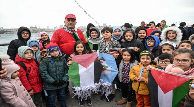 Üsküdar'da, Filistin'de ölen çocukların isimleri uçurtmaya bağlanarak uçuruldu