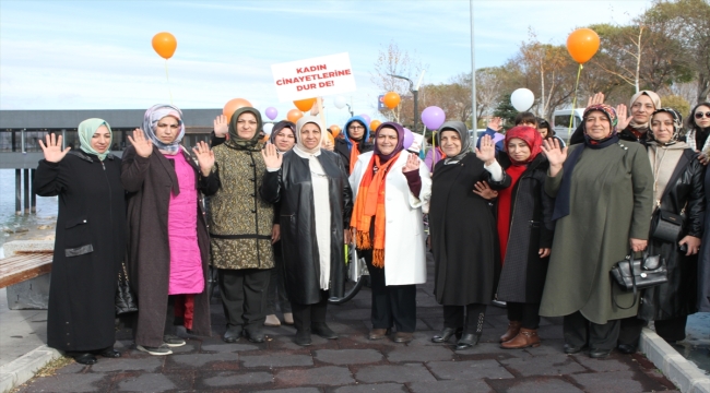 Vanlı kadınlar Gazze'de ölen kadınlar için gökyüzüne balon bıraktı