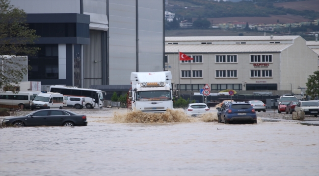 Yalova'da dere taşkını nedeniyle araçlarında mahsur kalan 12 kişi kurtarıldı