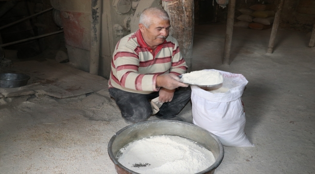 Yozgatlı değirmenci babasından kalan ekmek teknesinde geleneksel yöntemle un öğütüyor