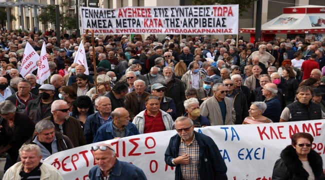 Yunanistan'da emekliler maaş zammı istedikleri eylemde Filistin'e destek mesajı verdi