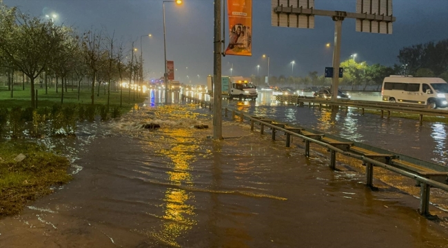 Zeytinburnu'nda rögarlardan taşan sular sürücülere zor anlar yaşattı