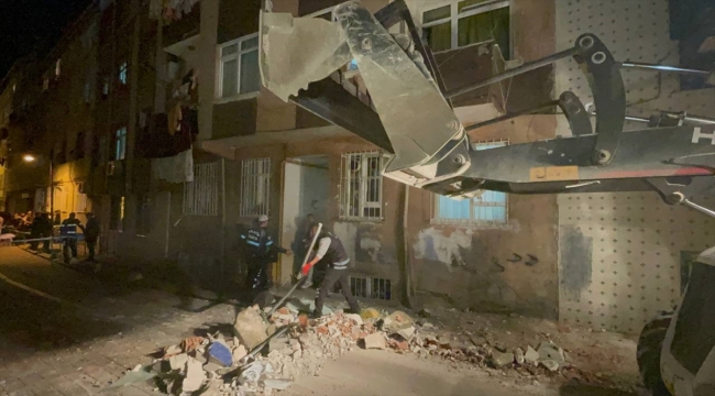 Zeytinburnu'nda terası kısmen çöken bina boşaltıldı