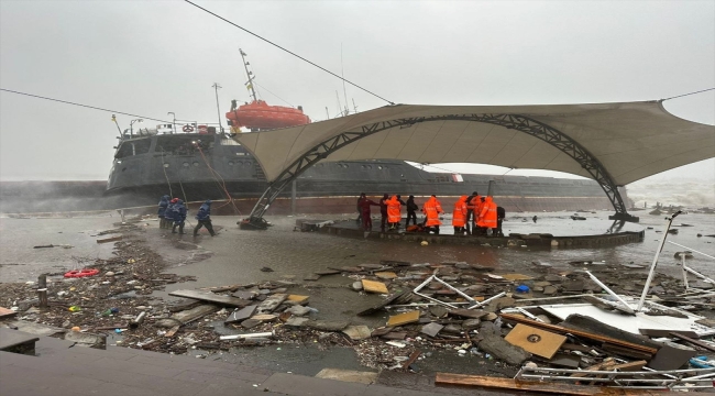 Zonguldak'ta fırtına nedeniyle ikiye bölünen geminin personeli tahliye edildi