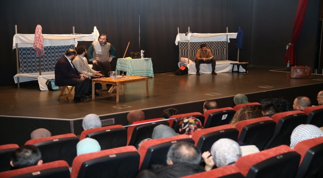 28 Şubat döneminin anlatıldığı "Bin Yıl" oyunu Sakarya'da sahnelendi