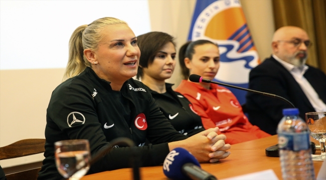 A Milli Kadın Futbol Takımı'nın teknik heyeti ve oyuncuları, öğrencilerle buluştu