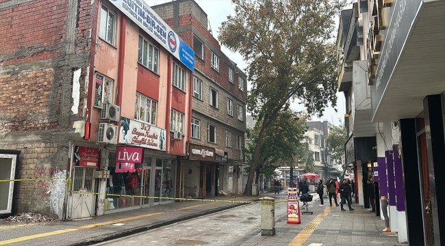 Adıyaman'da zemini kayan ağır hasarlı bina kontrollü şekilde yıkıldı