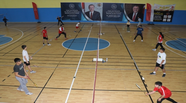 Ağrı'da yaygınlaşan badminton sporu beraberinde başarıyı da getiriyor