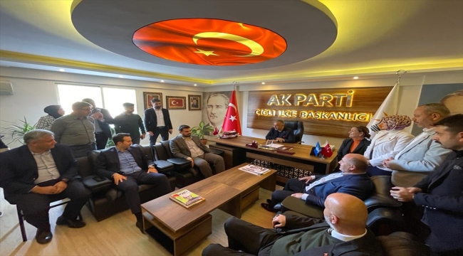 AK Parti'li İnan, partisinin Çiğli İlçe Başkanlığında konuştu