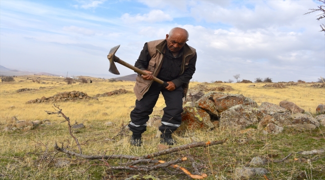 Aksaray'da tek başına yaşadığı köyde kışın zorluklarına rağmen mutlu olmasını biliyor