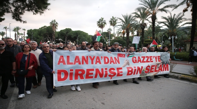 Alanya'da İsrail'in Gazze'ye yönelik saldırıları protesto edildi