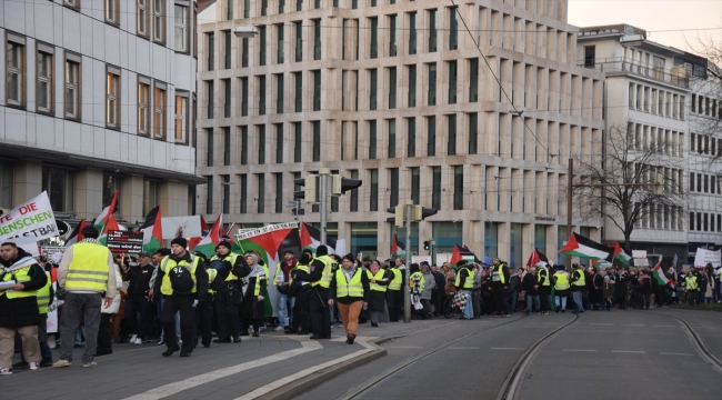 Almanya'da İsrail'in Gazze'ye yönelik saldırıları protesto edildi