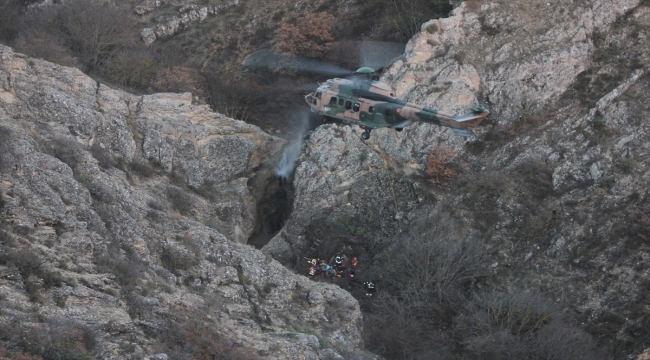 Amasya'da kayalıklardan düşen kişi helikopterle kurtarıldı