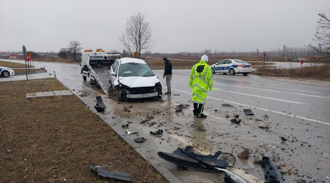 Amasya'da refüje çarpan otomobildeki 5 kişi yaralandı